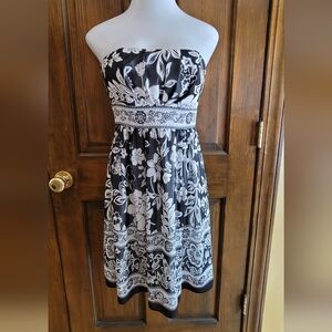 White House Black Market Sz 2 Black and White Strapless Dress P2P 15 L 31 W 26